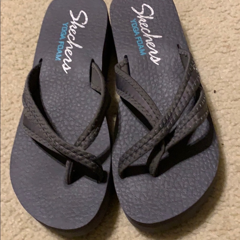 Skechers yoga foam gray sandals